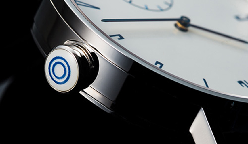 有田焼職人の技による藍色の釉薬が見事な白磁の文字盤と竜頭を搭載した腕時計｜SPQR