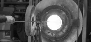 作家とガラスとの対話から生まれる結晶。吹きガラス工房「スタジオプレパ」の展示がスタート｜CURATOR’S CUBE