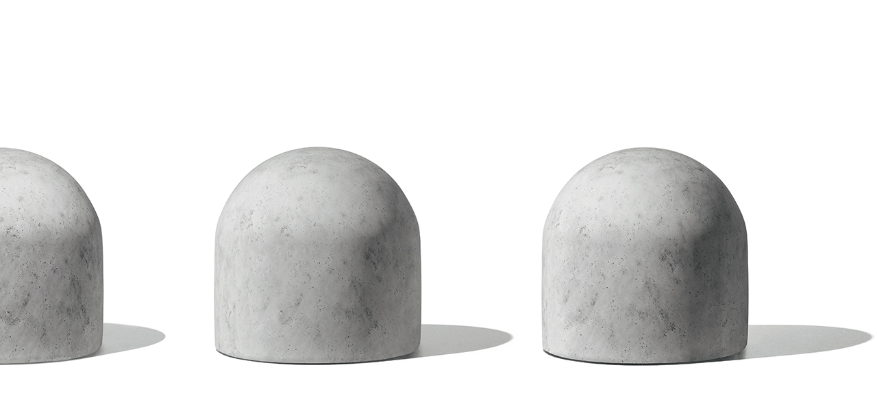 ミラノの道端で見かけるコンクリートブロックがスツールに｜Internoitaliano