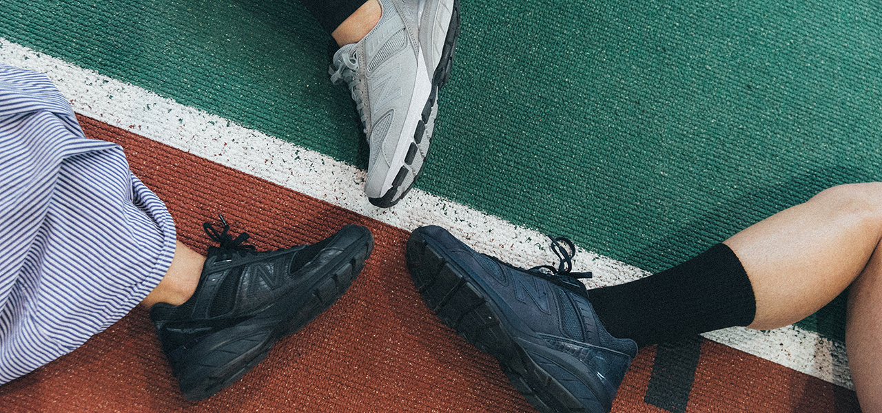 ニューバランス×エンジニアドガーメンツのコラボスニーカー「990v5」とTシャツコレクションがリリース｜NEW BALANCE