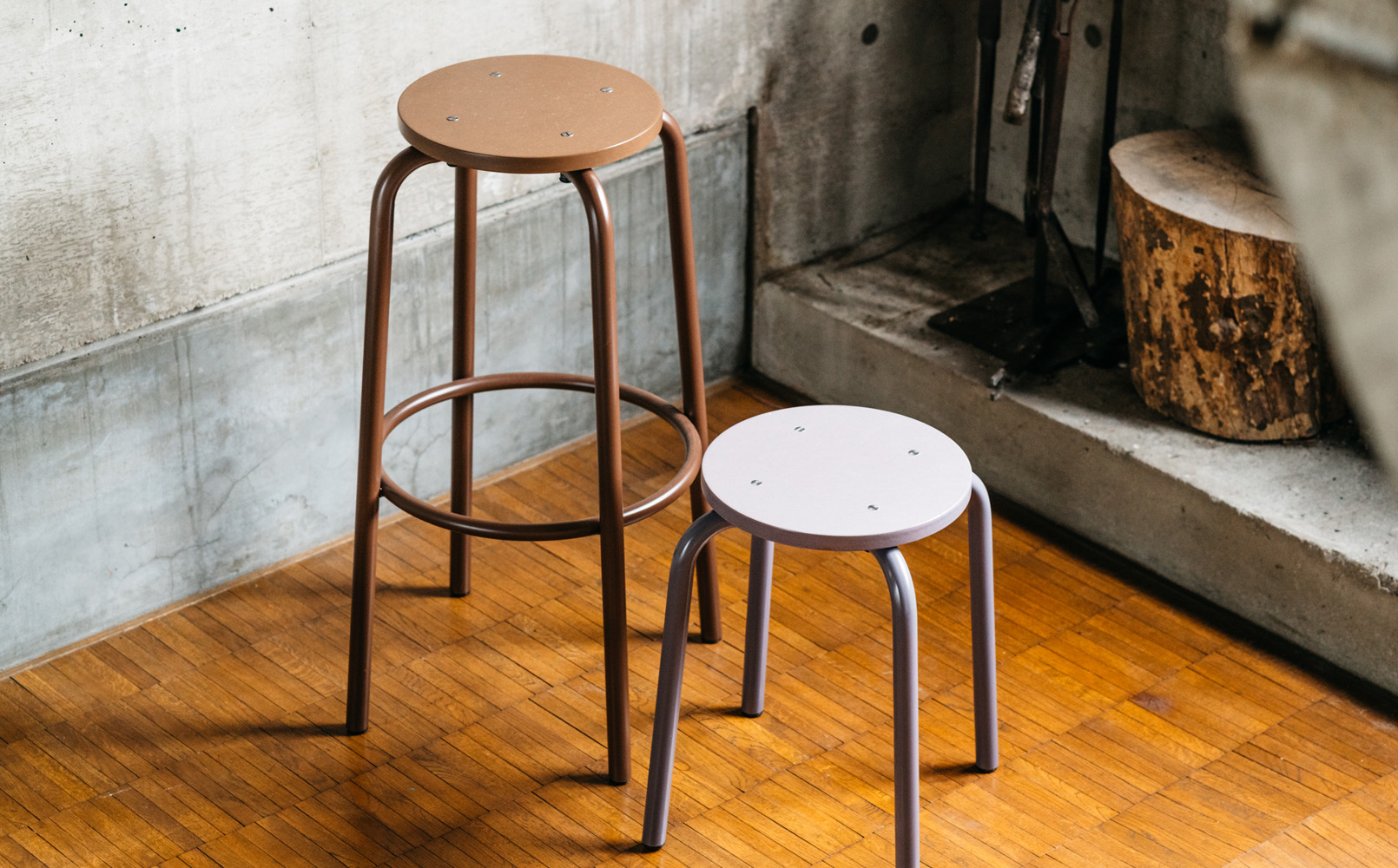 美しさとボリュームに十分配慮した二種類のスツール｜STUDIO DOUGHNUTS