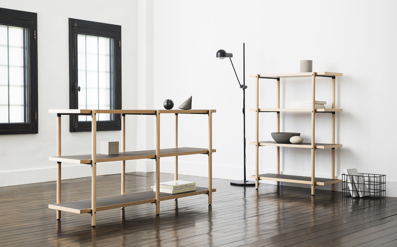 空間に上質なアクセントを生み出す、軽量設計の万能シェルフ「LOG」｜nuskool