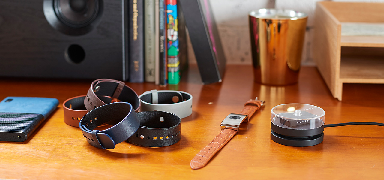 テクノロジーは内側に、ファッションを外側に。24時間365日着用できるリストバンド型ウェアラブルデバイス登場|weara