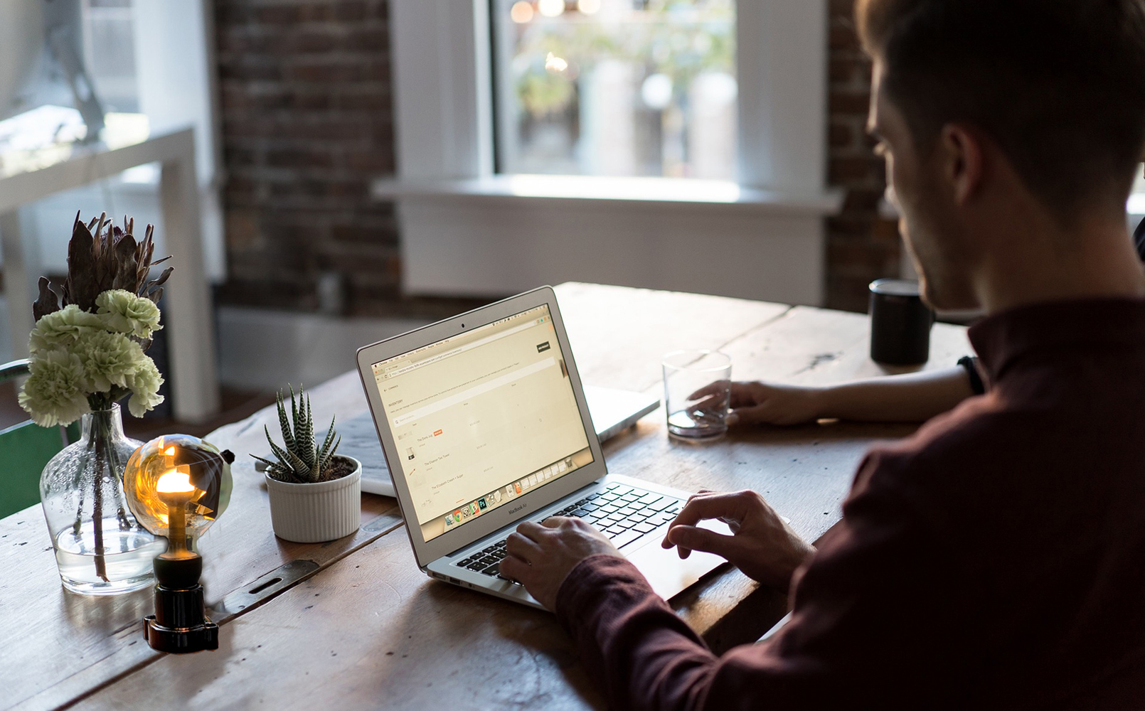 マグネットの傘を動かして光を操れるLED電球「Move Me Light」｜DESIGN