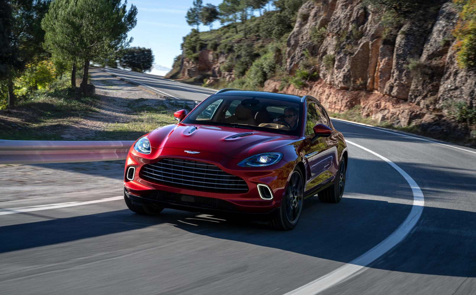 スポーツカーの遺伝子を受け継いだSUV「アストンマーティン DBX」デビュー|Aston Martin