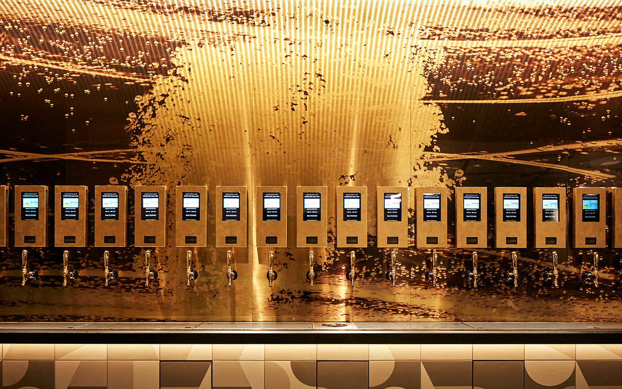 タパスにビール、ゲームも楽しめる“大人に美味しい遊び場”｜EXBAR TOKYO