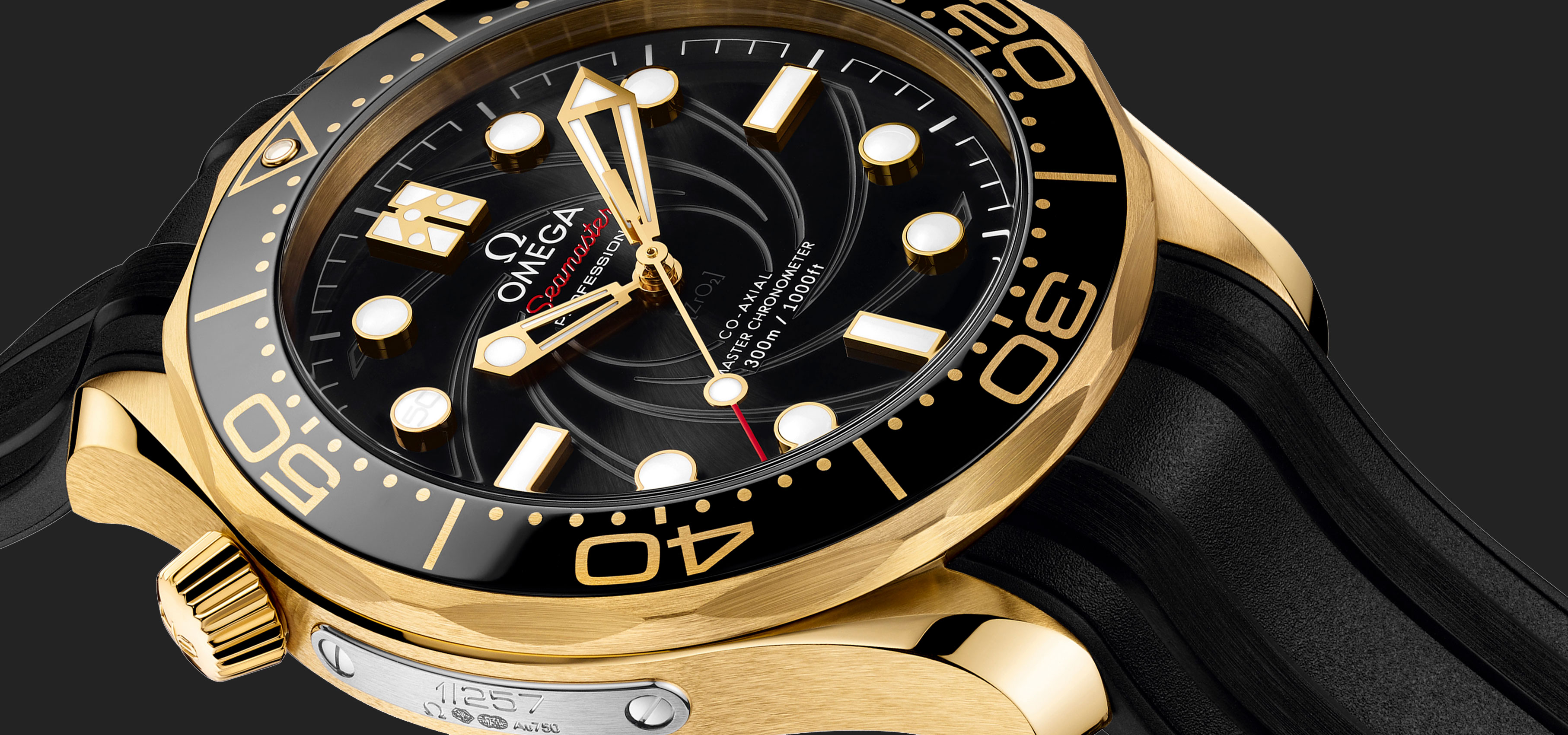 ジェームズ・ボンドをイメージした「シーマスター ダイバー300M」とスーツケースの限定セット｜OMEGA