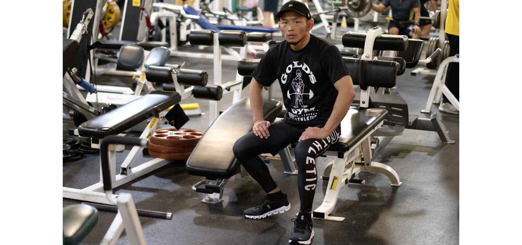 ゴールドジムを象徴する“オールドマン”をモチーフにコラボレーション|GOLD'S GYM × ONEHUNDRED ATHLETIC