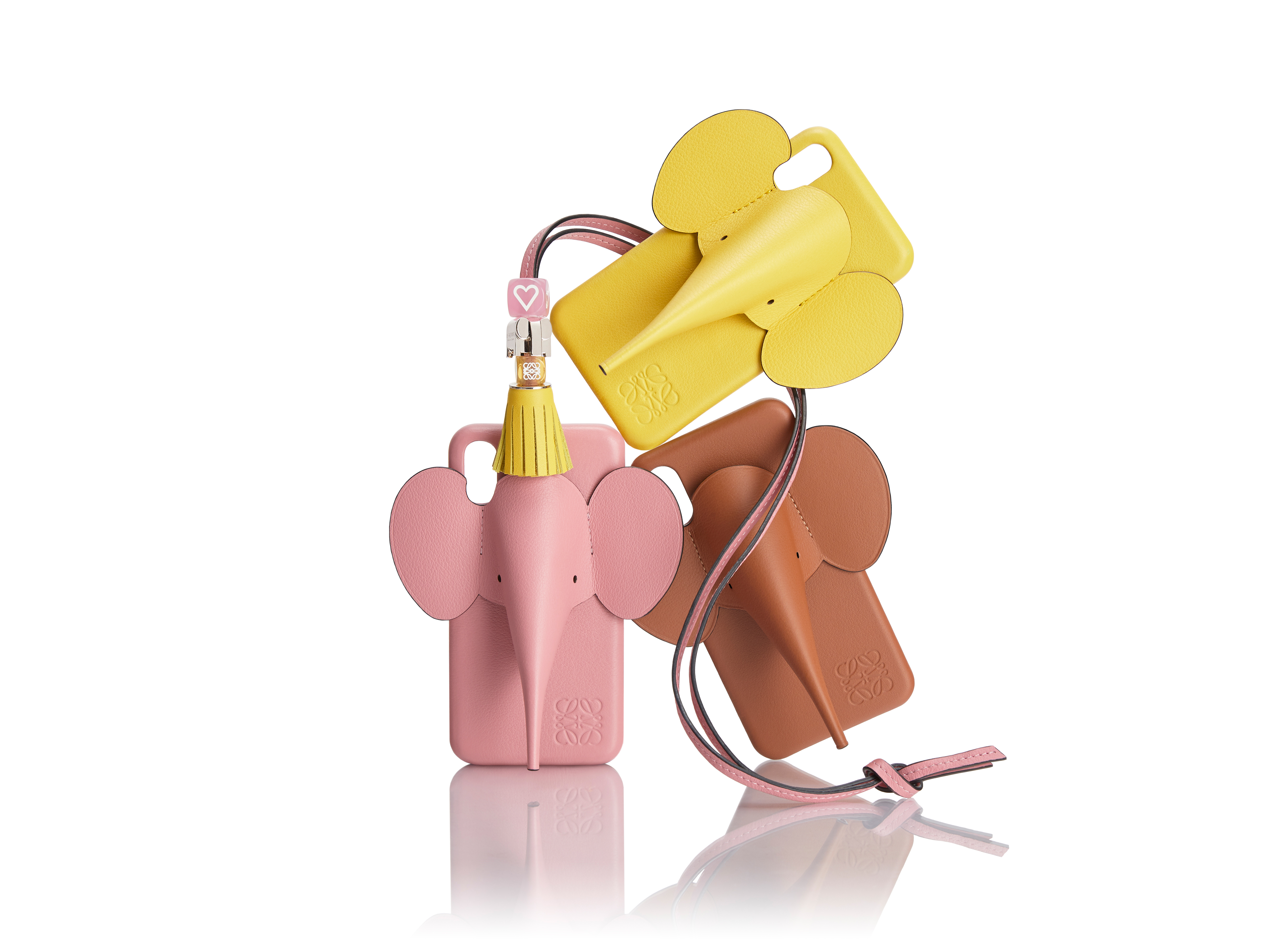 ロエベからゾウモチーフのスマートフォンカバー登場｜LOEWE