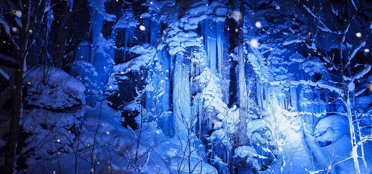 冬の夜の絶景に出合う「氷瀑ライトアップツアー」｜TRAVEL