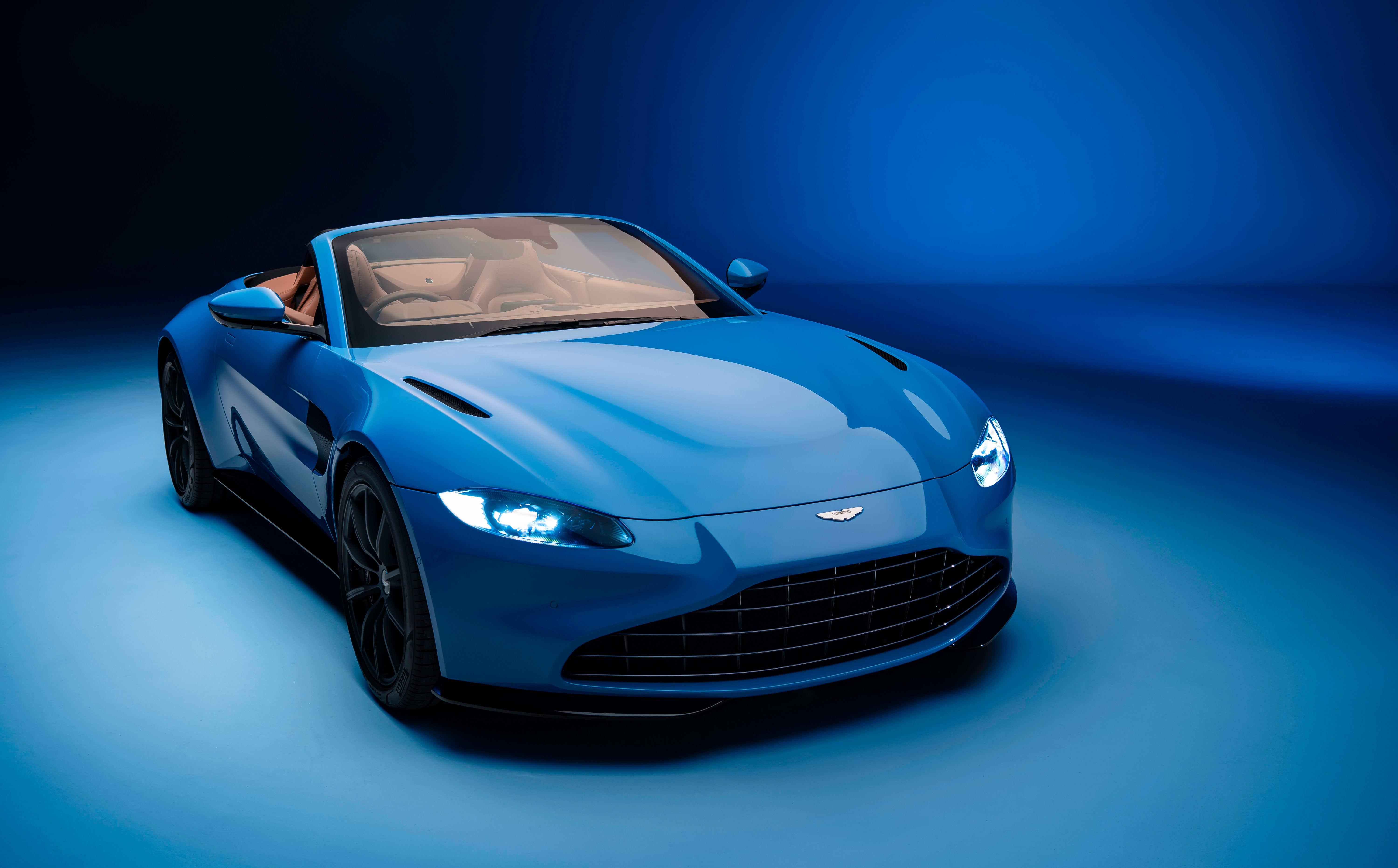 アストンマーティン ヴァンテージに待望の「ロードスター」誕生｜Aston Martin