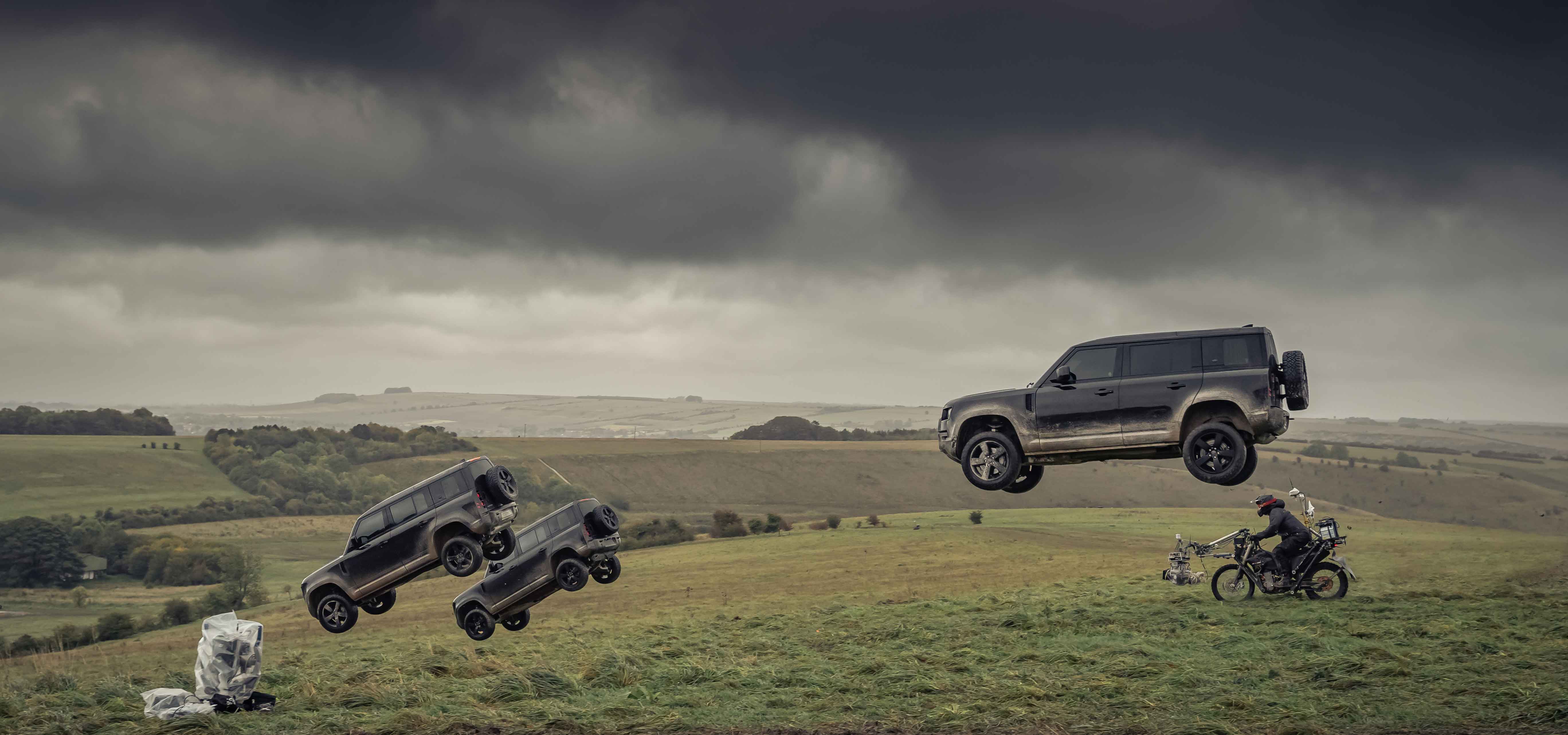 007シリーズ最新作「NO TIME TO DIE」にディフェンダーが登場|Land Rover