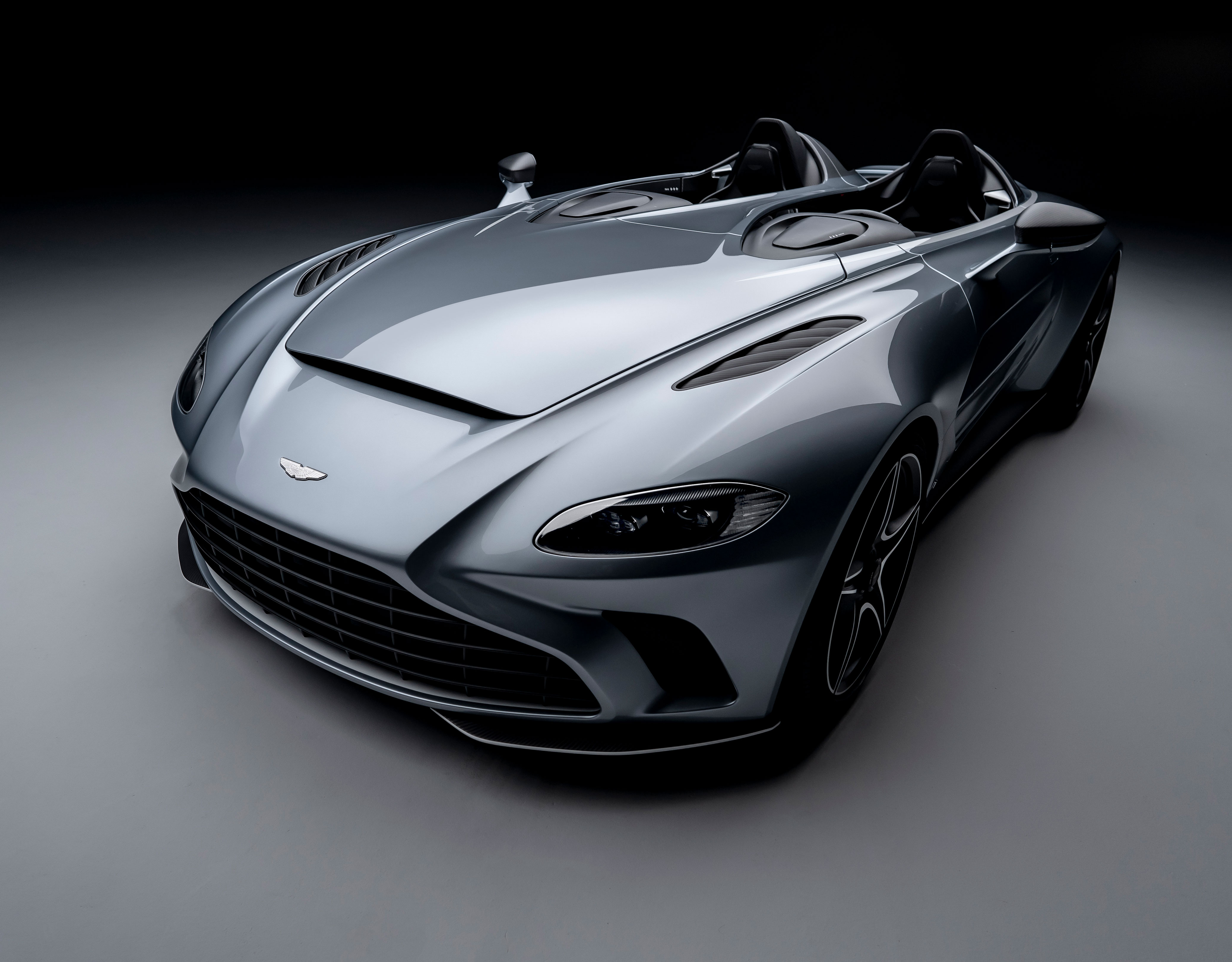 88台限定のアストンマーティン「V12スピードスター」がアンベール｜Aston Martin