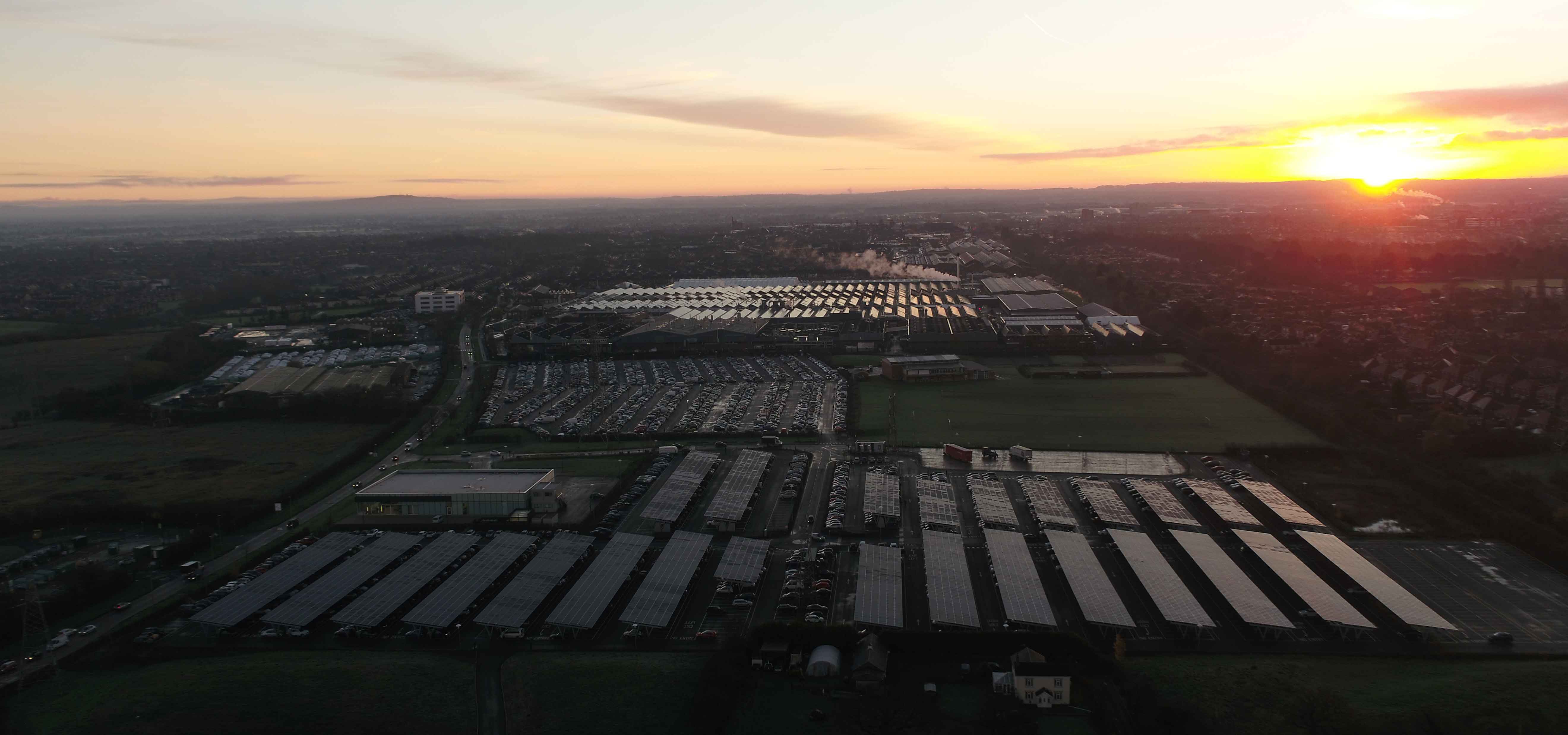 持続可能なラグジュアリーモビリティをリード──ベントレーが本社工場に英国最大のソーラーカーポートを設置|Bentley