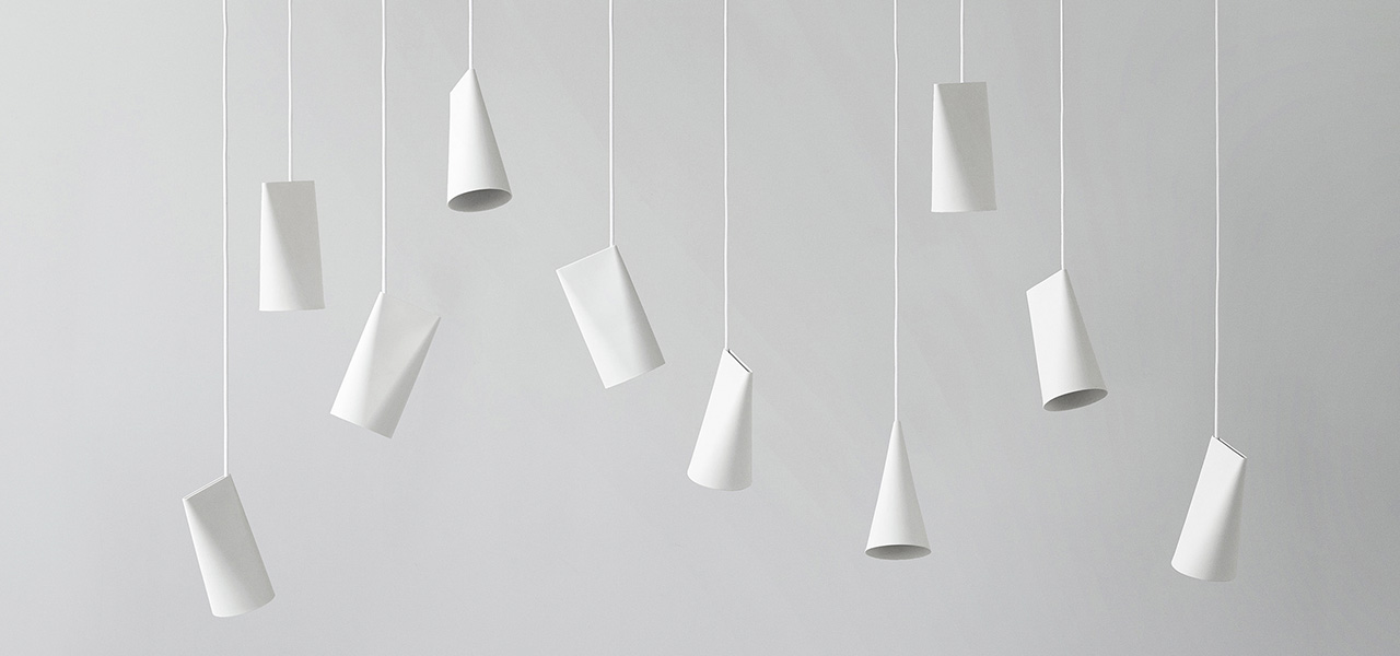 コペンハーゲン発、シェードを自由に動かせるペンダントランプが新発売 | MOEBE