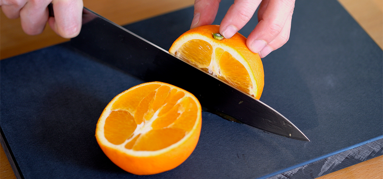 プラスチックよりやわらかく、包丁の切れ味が落ちにくい。長く使えるまな板 | 釜浅商店