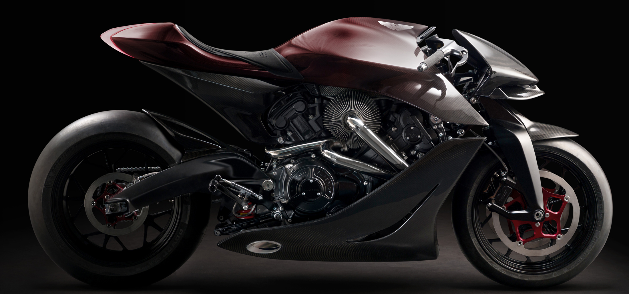 アストン×ブラフ･シューペリアが共同開発したスーパーバイクが走行テストを開始｜ASTON MARTIN / BROUGH-SUPERIOR