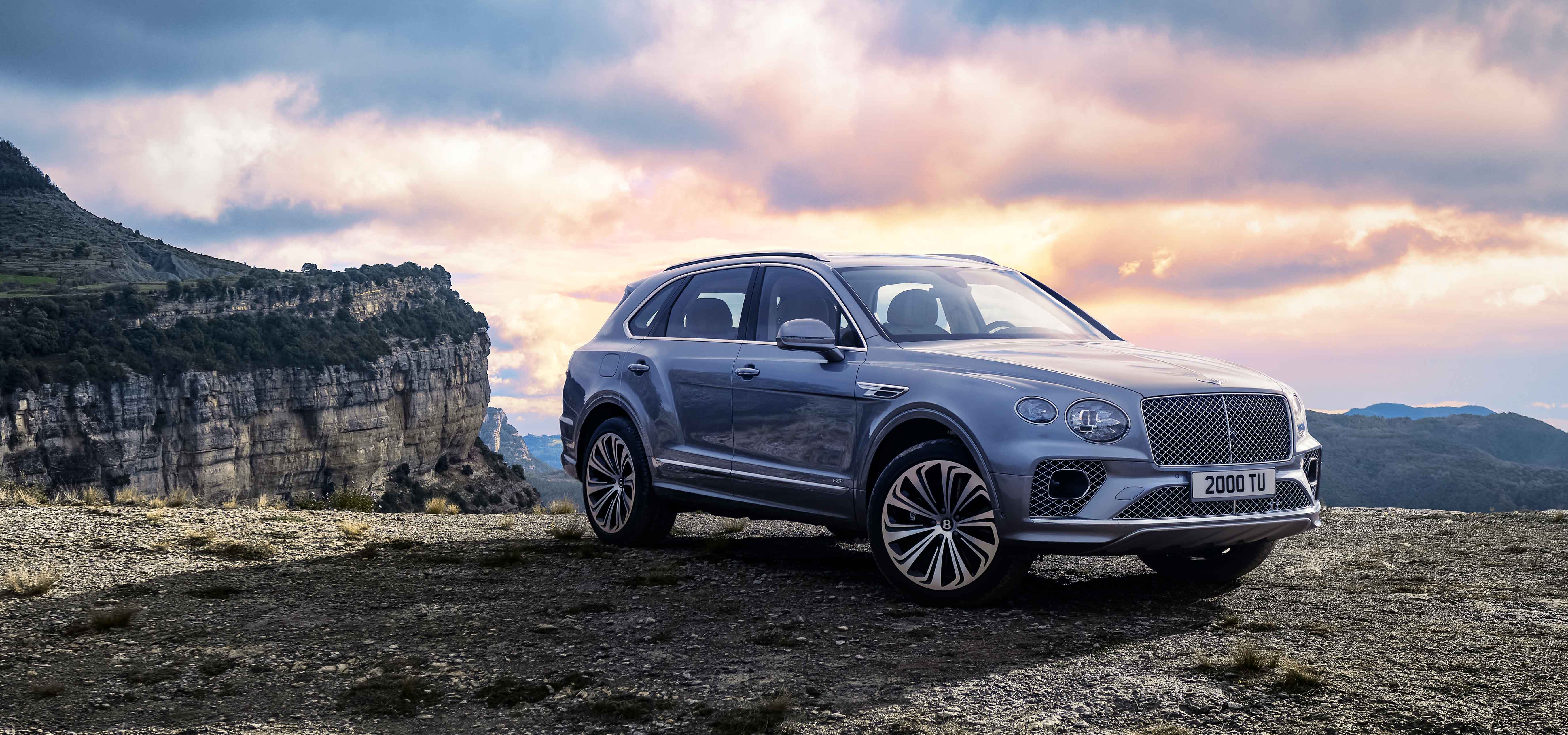 ベントレーが新しいデザインをまとった新型「ベンテイガ」を公開|Bentley