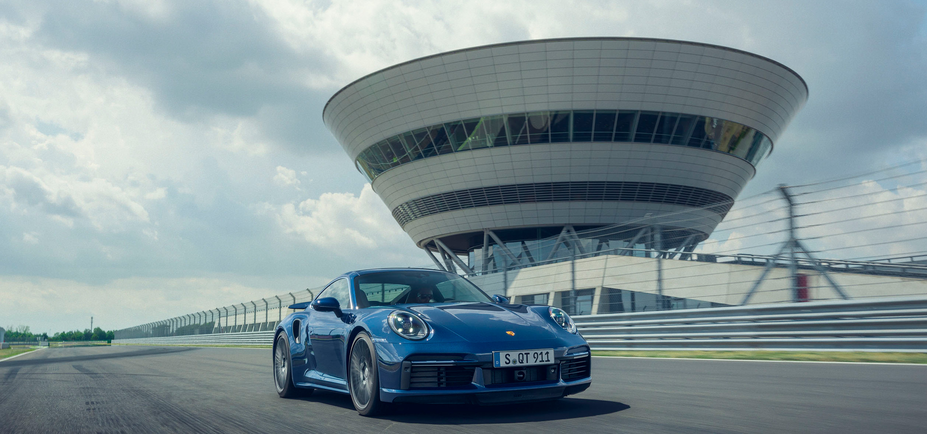 新型ポルシェ911ターボが日本デビュー|Porsche