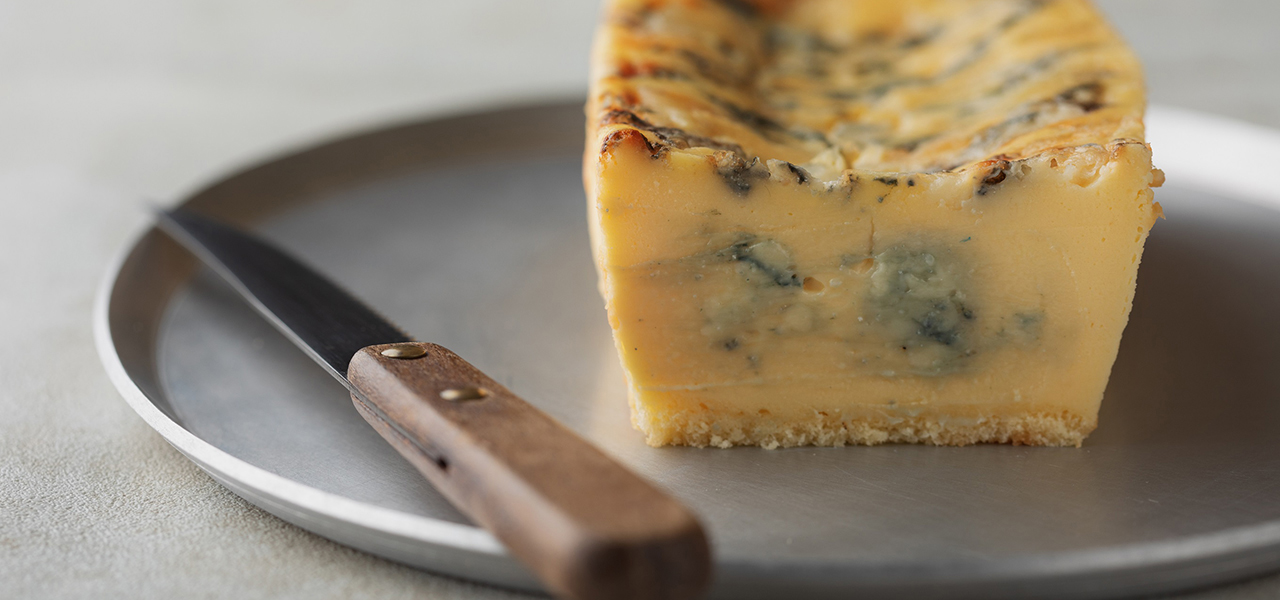 濃厚なゴルゴンゾーラチーズを生かした大人のチーズケーキ｜EAT