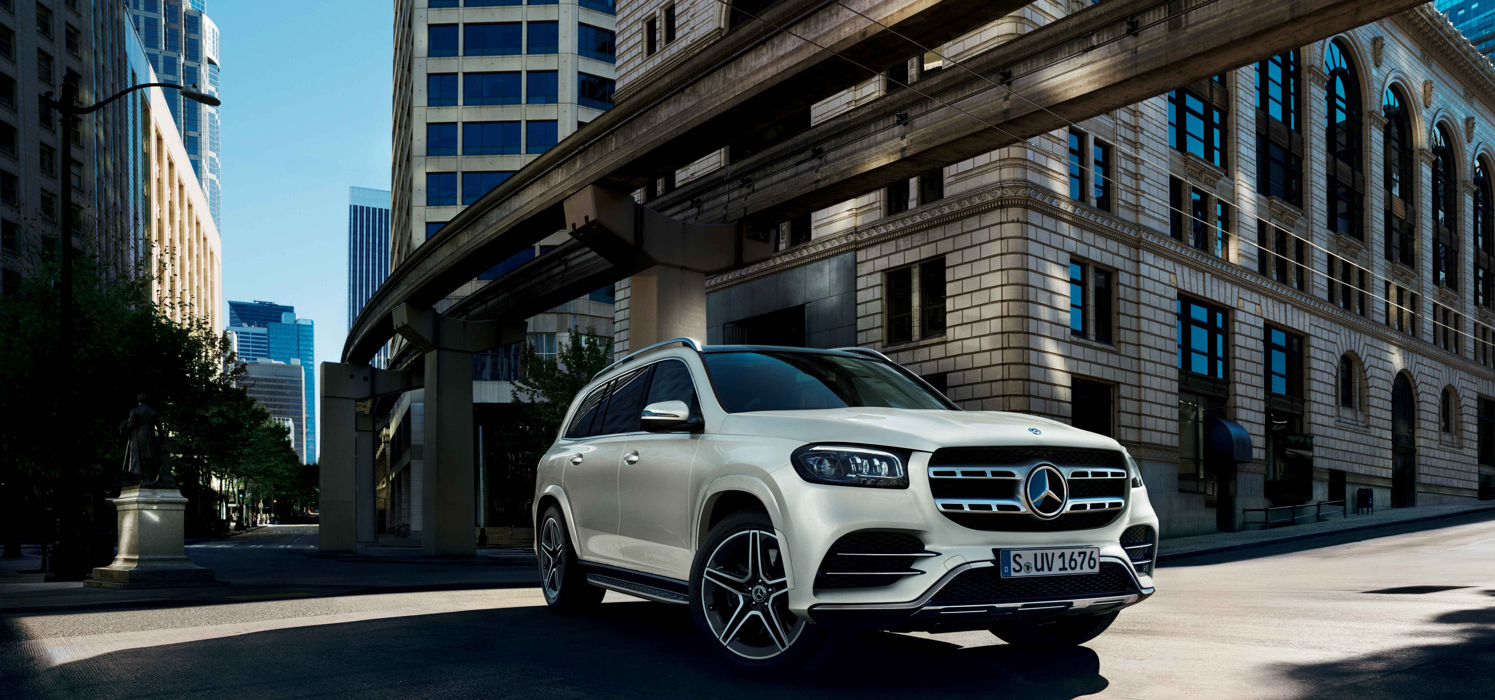 メルセデスの本気がうかがえる一台──新型メルセデス・ベンツGLSに試乗|Mercedes Benz