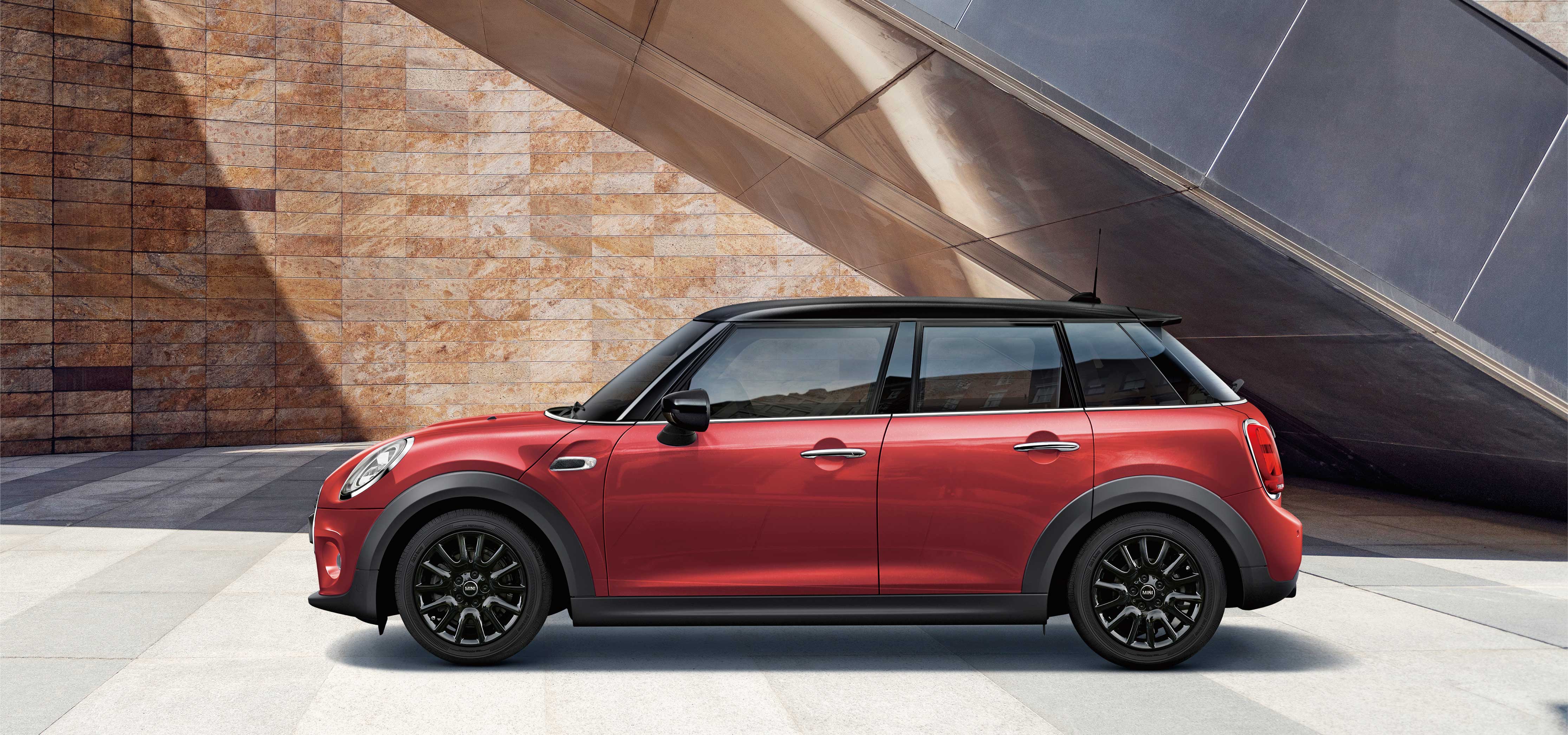 日本初導入カラーを纏ったMINI 5ドアの限定車「ローズウッド・エディション」が登場｜MINI