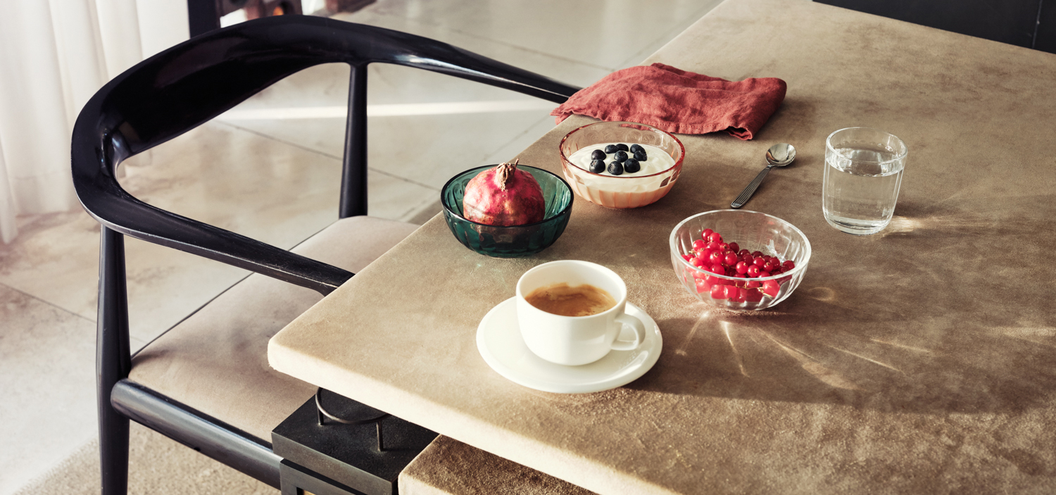 シーブルーとサーモンピンクのガラス製品も新たにラインナップ｜iittala