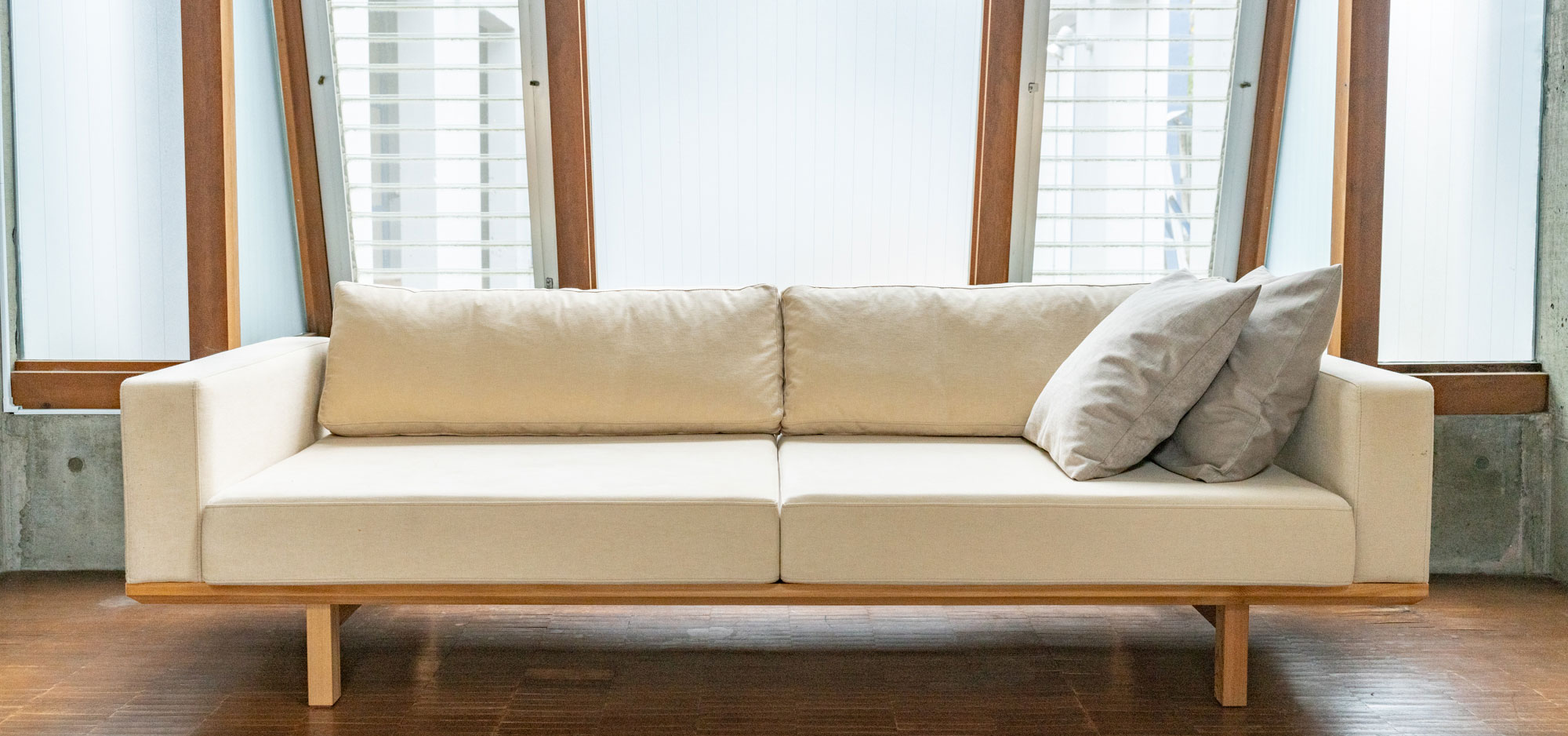 壁付けだけでなく空間の中心での使用にも。オリジナルソファ「woodframe sofa」｜ STUDIO DOUGHNUTS