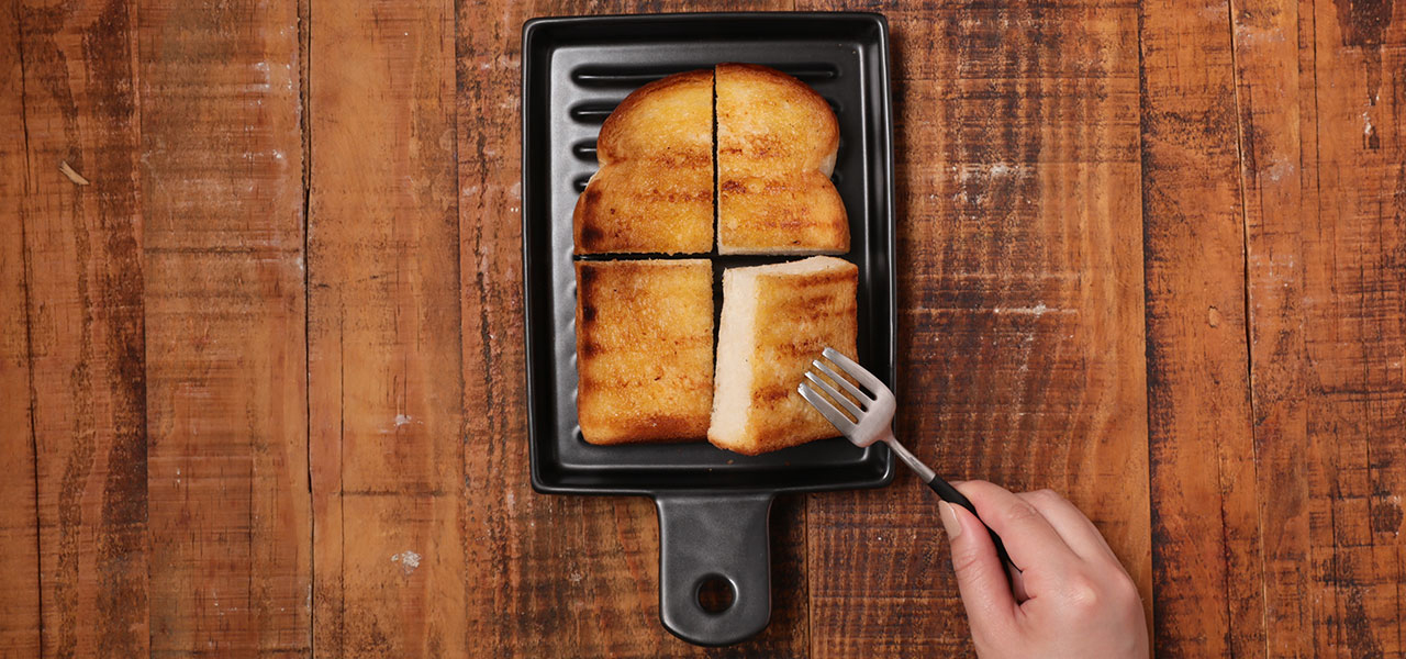 直火と遠赤外線効果で極上のトーストをつくる、パン専用の陶器プレート|Cook very