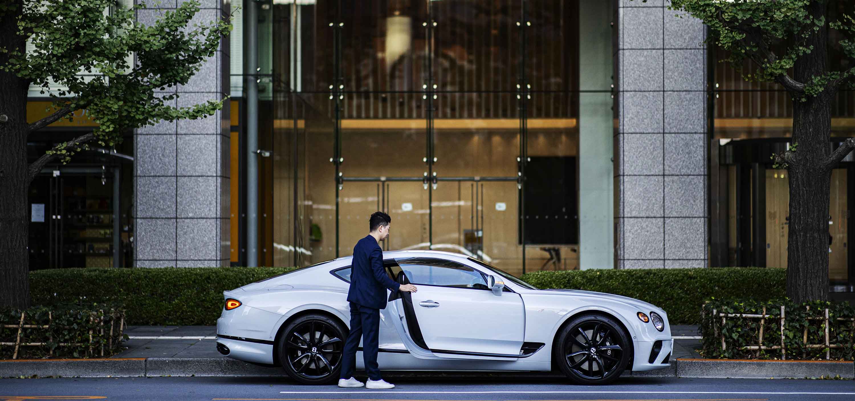 ライフアチーバーが語るベントレーの魅力──歯科医師 栗林研治先生×ベントレーコンチネンタルGT V8|Bentley