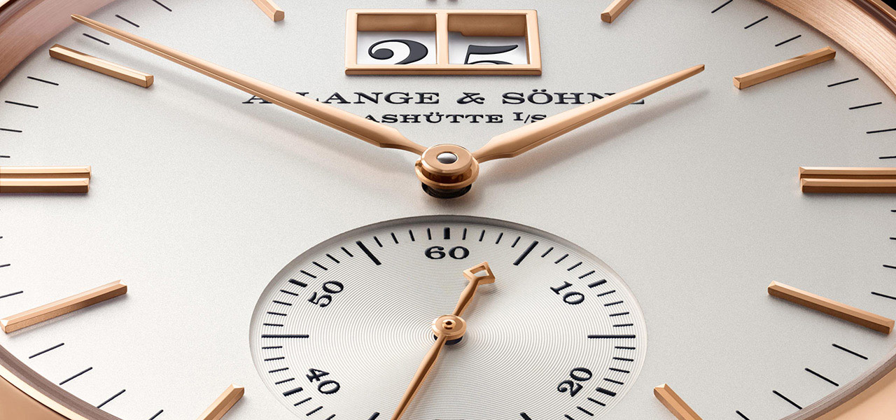 洗練された新作シルバーダイアルのサクソニア・アウトサイズデイト｜A. LANGE & SÖHNE