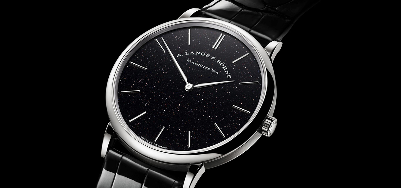 発売当日に完売。コッパーの微粒子がブラック文字盤に煌めく「サクソニア・フラッハ」｜A. LANGE & SÖHNE