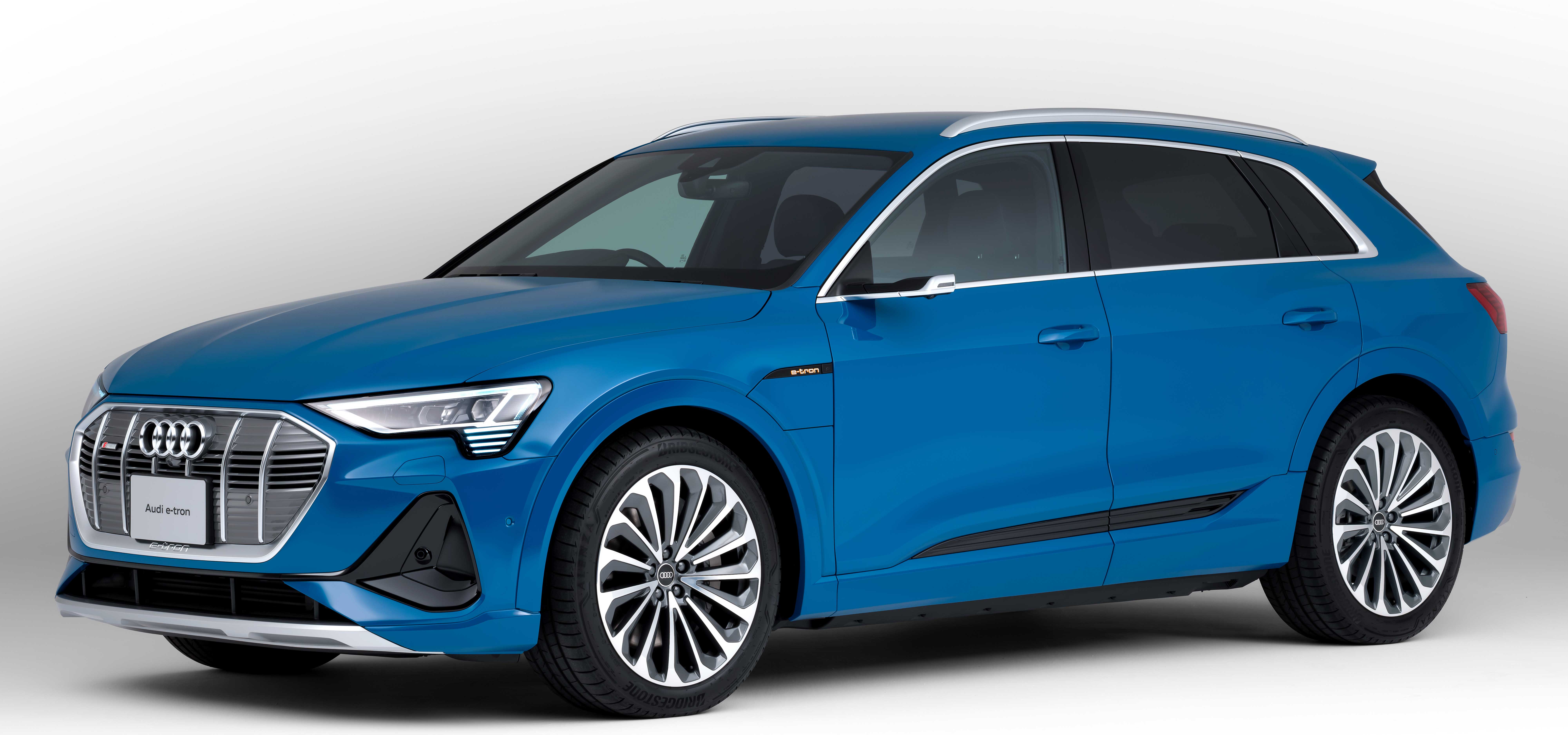 アウディの電気自動車e-tronシリーズにバッテリー容量71kWhの「50」が追加|Audi