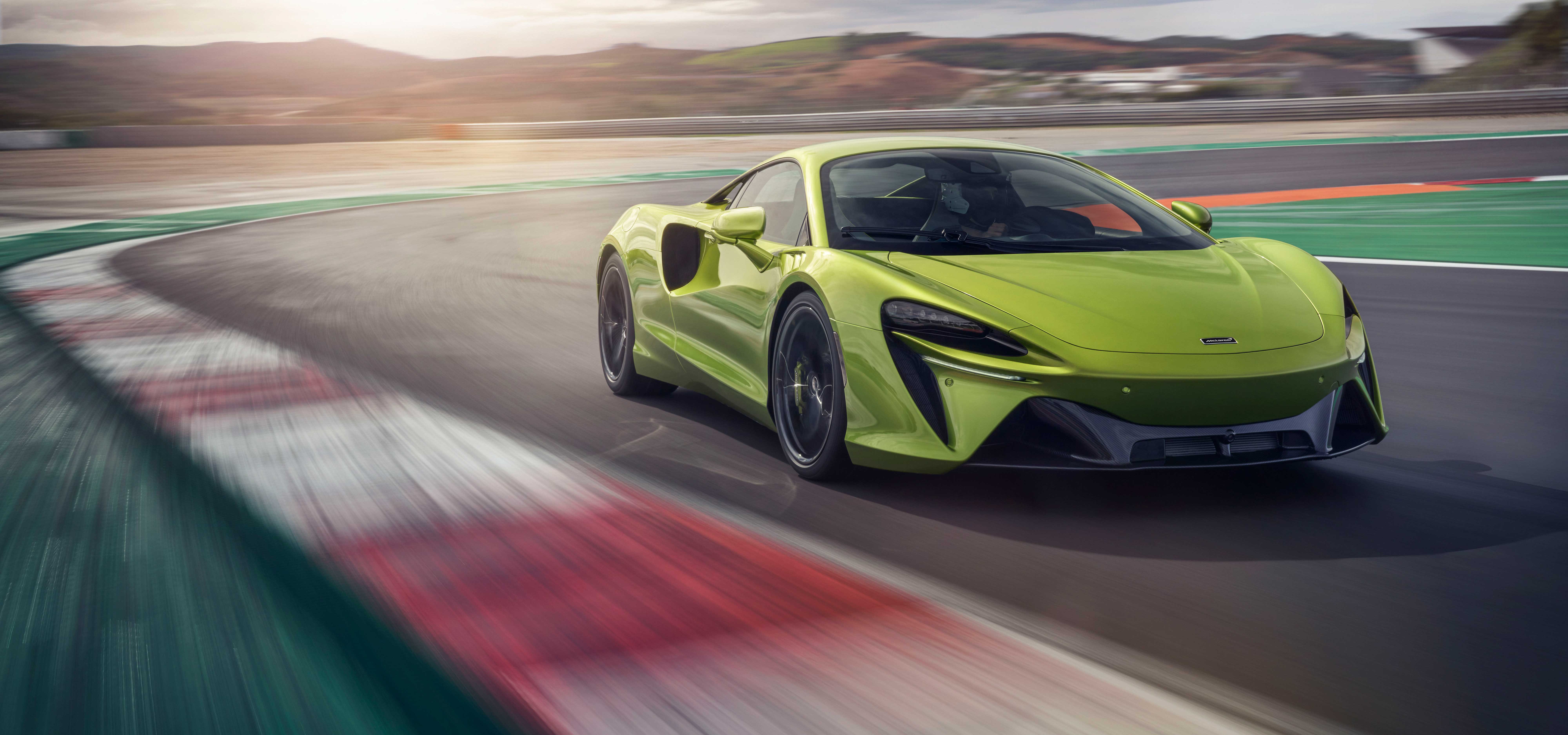 マクラーレン、ハイブリッドシステムを搭載した市販型スーパーカー「アルトゥーラ」を発表|McLaren