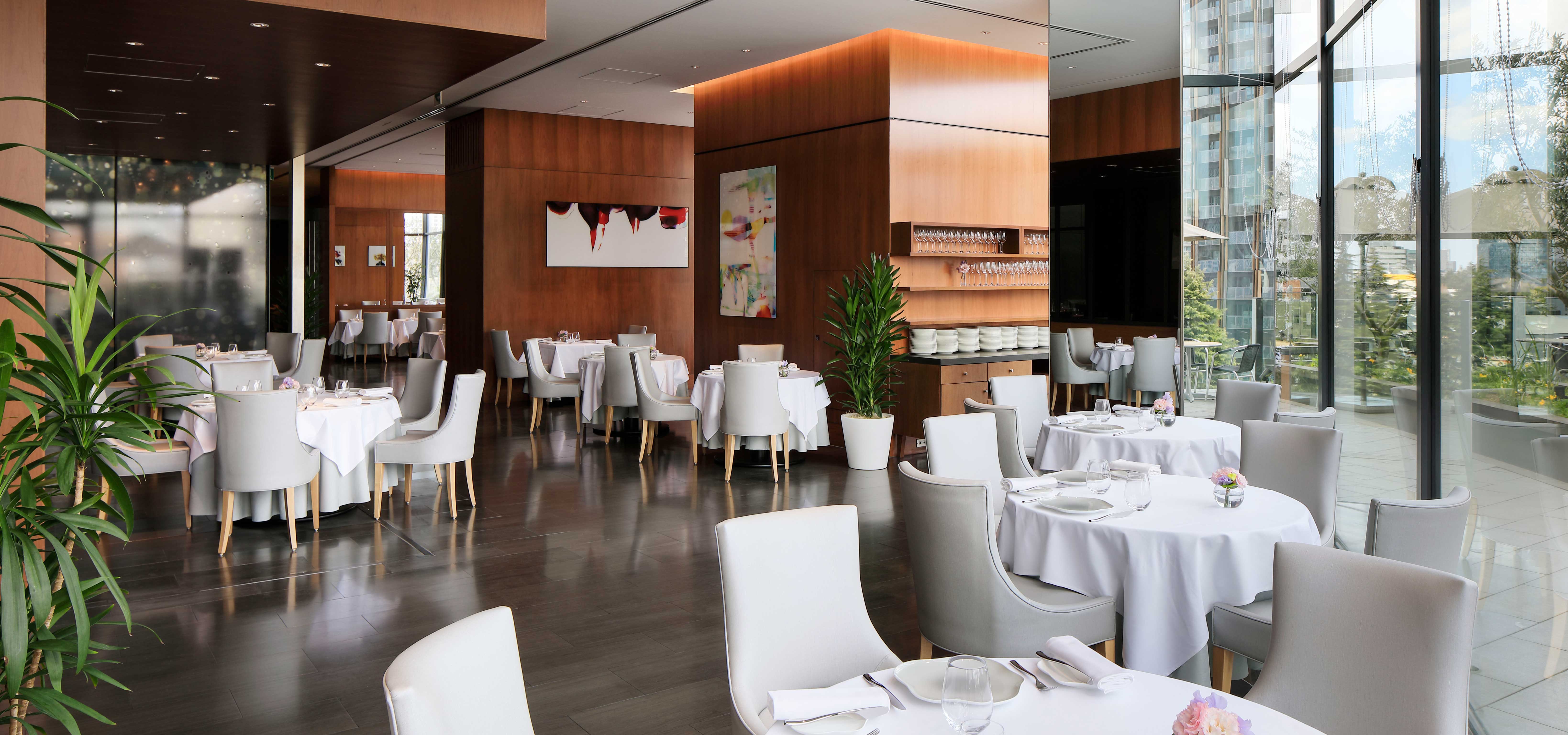 「フィリップ・ミル東京」の桜をモチーフにした期間限定特別コース｜HIRAMATSU