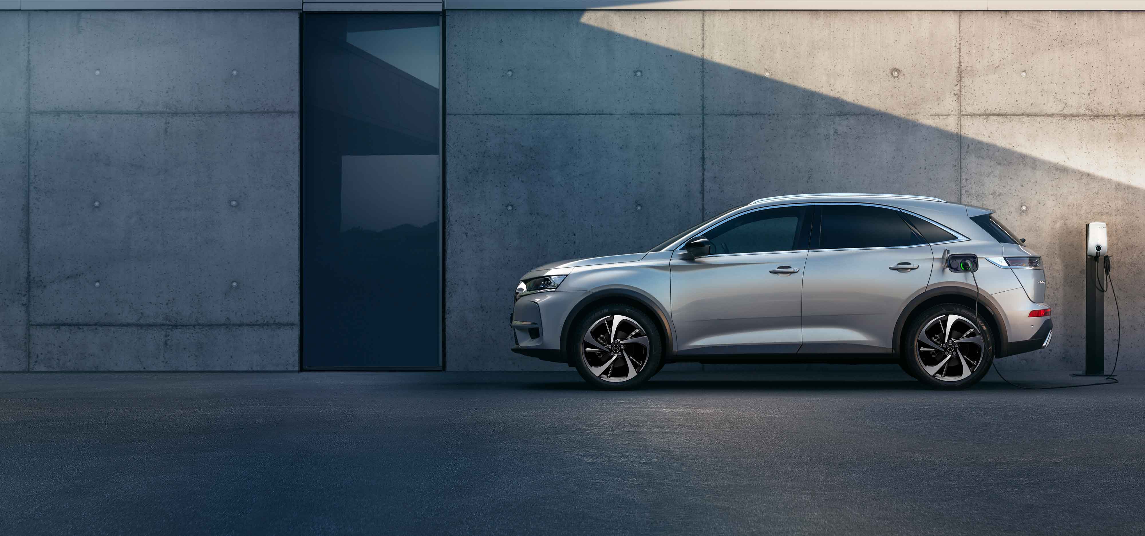 DS7クロスバックにプラグインハイブリッドの4WDモデル「E-TENSE 4×4」登場｜DS