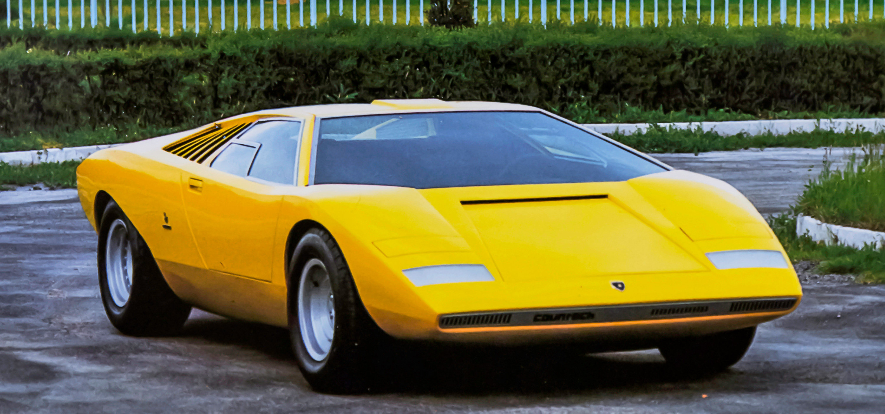 キャッチーな車名にもエピソードが──元祖スーパーカー「カウンタック LP500」がジュネーブショーで初披露から50周年|Lamborghini