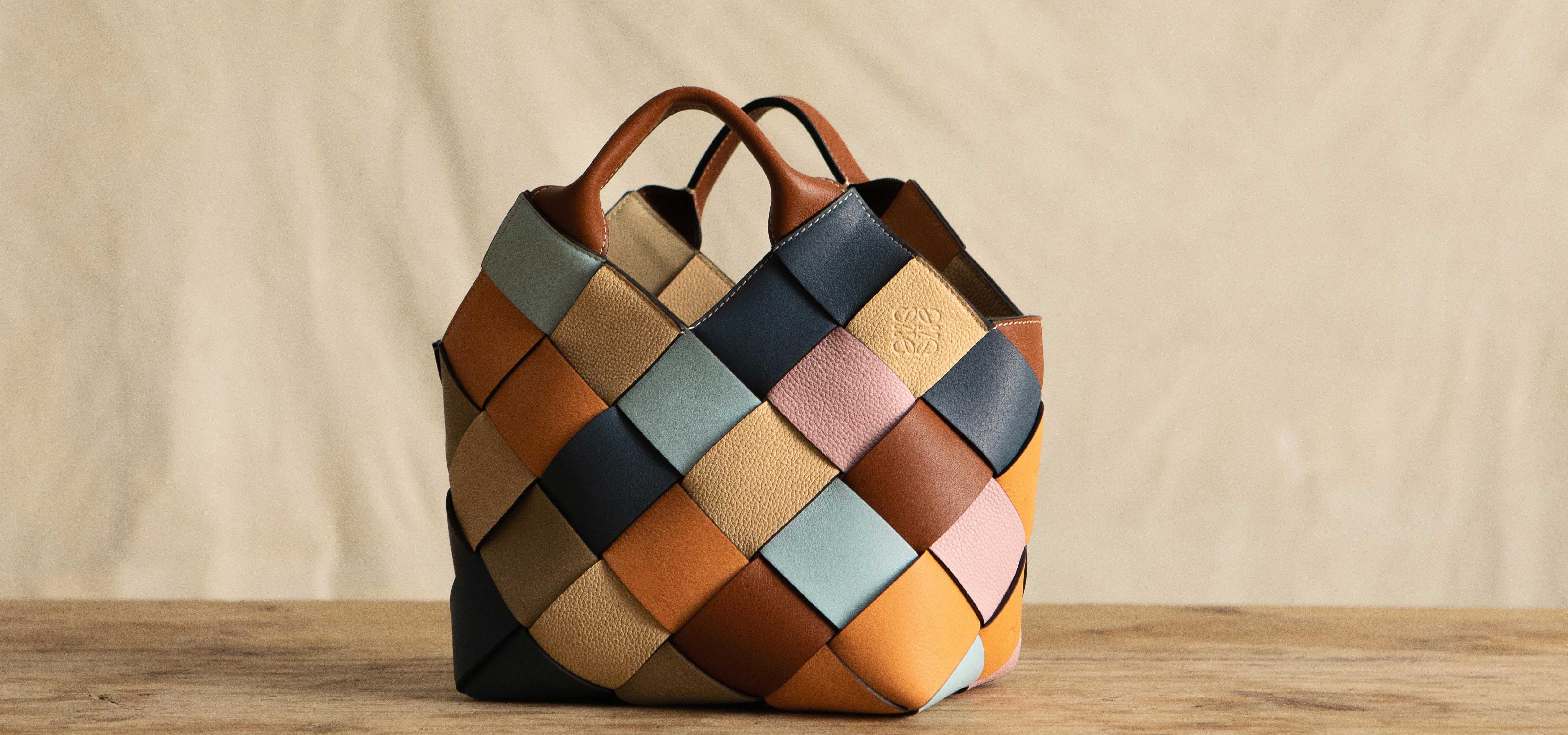 ロエベが余剰レザーをハンドクラフトで仕上げたバスケット バッグを制作｜LOEWE