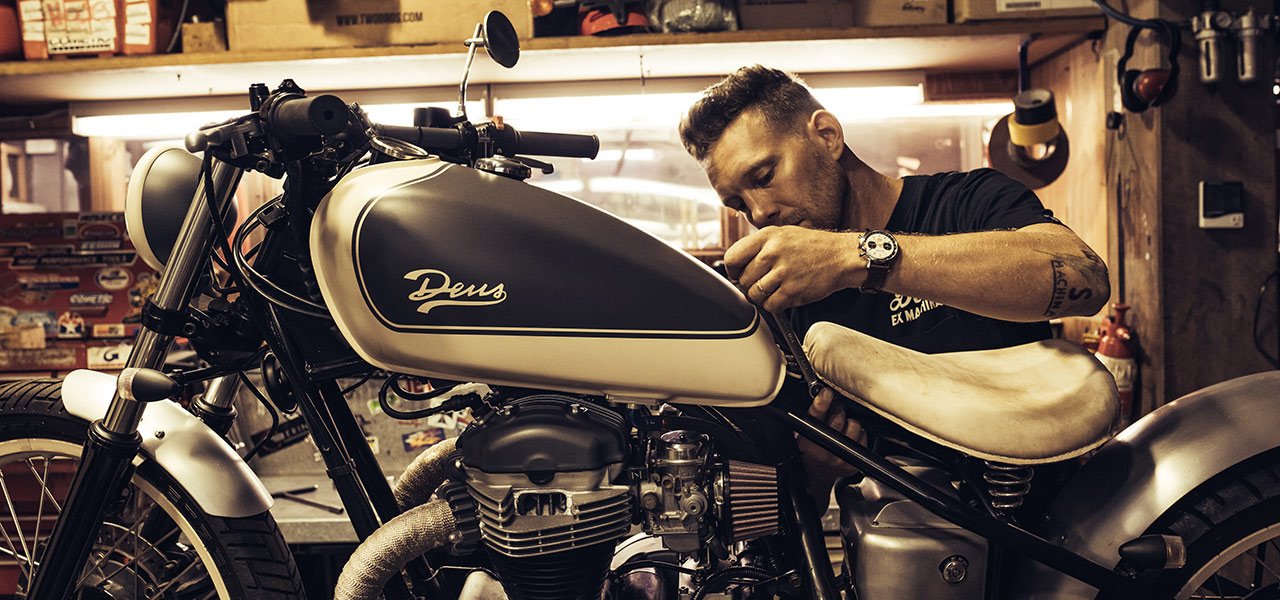 ラギッドでレトロな限定モデル「トップタイム デウス リミテッド エディション」|BREITLING