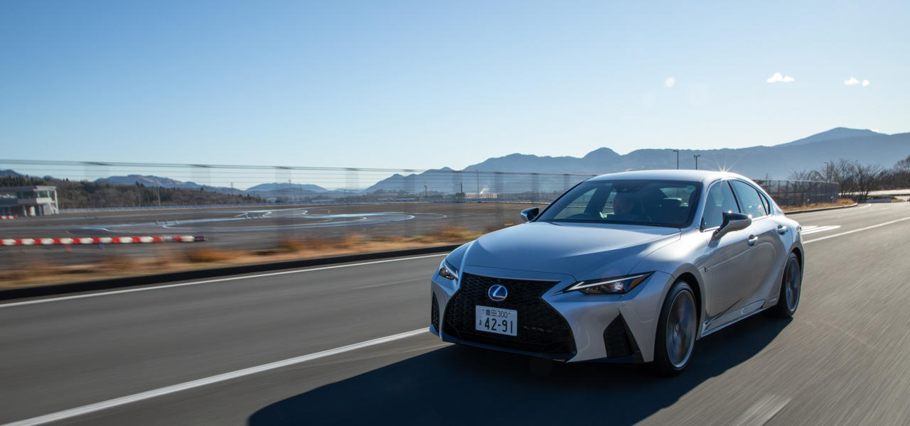 欧州のプレミアムセダンに勝るとも劣らない出来映え──レクサスIS350 Fスポーツに試乗|LEXUS
