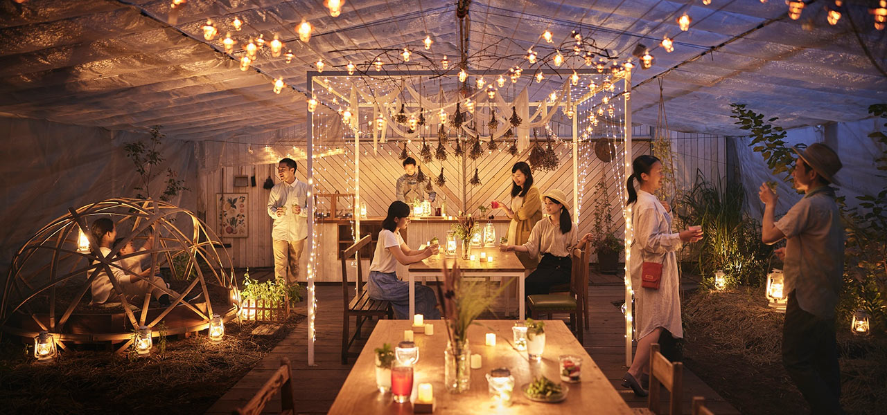 開放的な特別席で夕涼みを楽しむ「アグリビアガーデン」｜TRAVEL