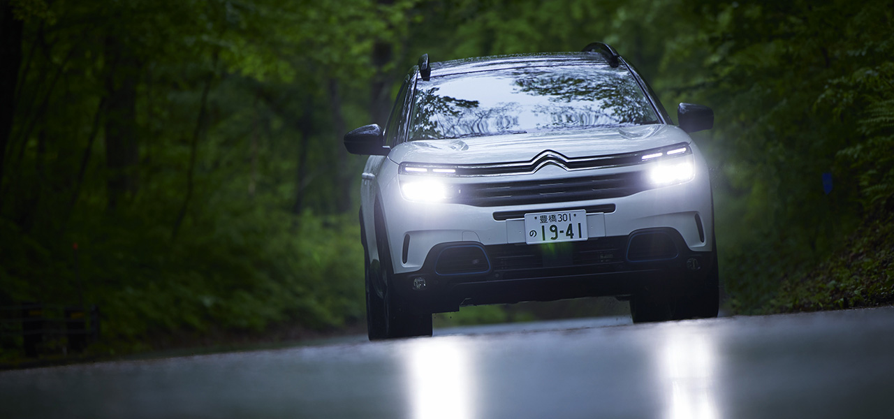 マジックカーペット・ライドは電動化でも健在──シトロエンC5エアクロスPHEVに試乗|Citroën