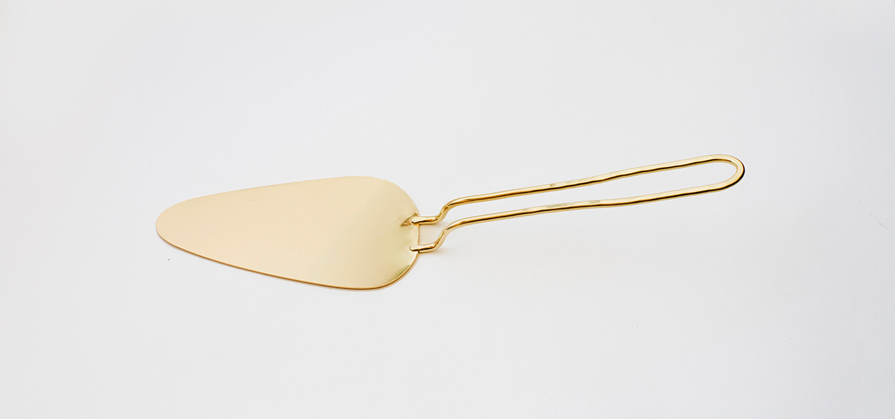 京都の一軒家レストラン「monk」用に、真鍮製のピザスクープを提案|Lue