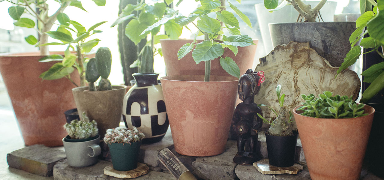 “手仕事”香る質感が魅力の「ART STONE」に新色「teracotta」が登場｜amabro 