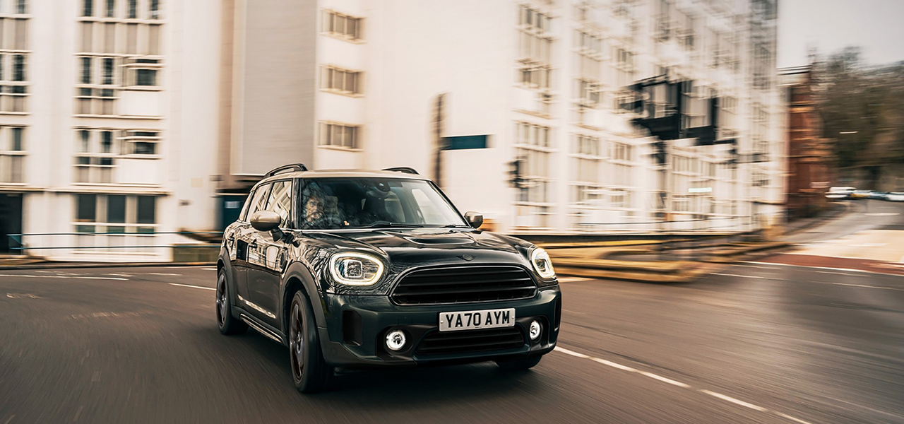 MINIに内外装をブラックで統一した「シャドー・エディション」誕生|MINI