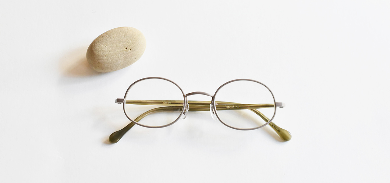 佐渡島の海岸で見つけた“石”からインスピレーション。アセテート製の眼鏡フレーム｜kearny