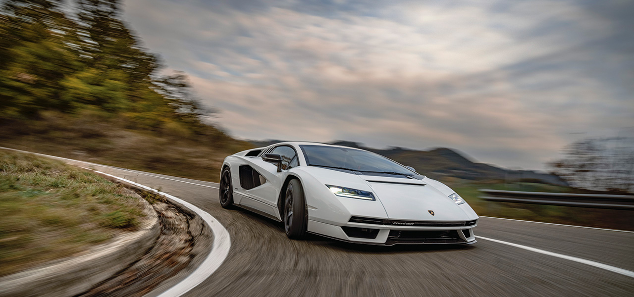 カウンタックLPI800-4が初めての公道走行を披露|Lamborghini