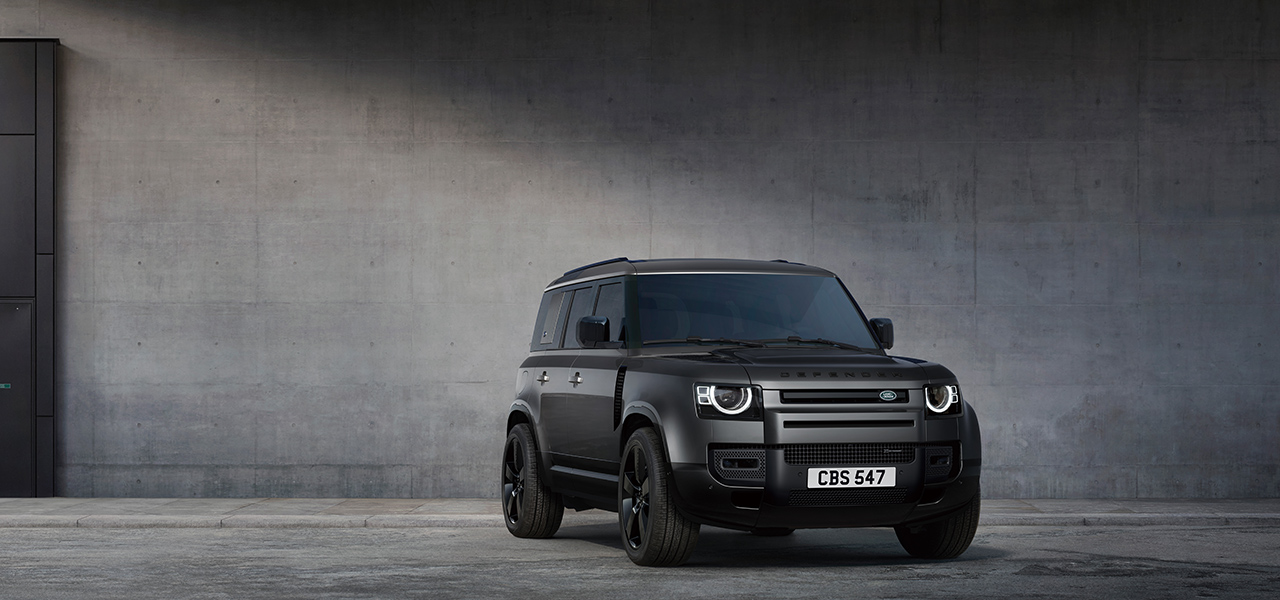 都会の夜に映えるディフェンダーの特別仕様車が登場|Land Rover