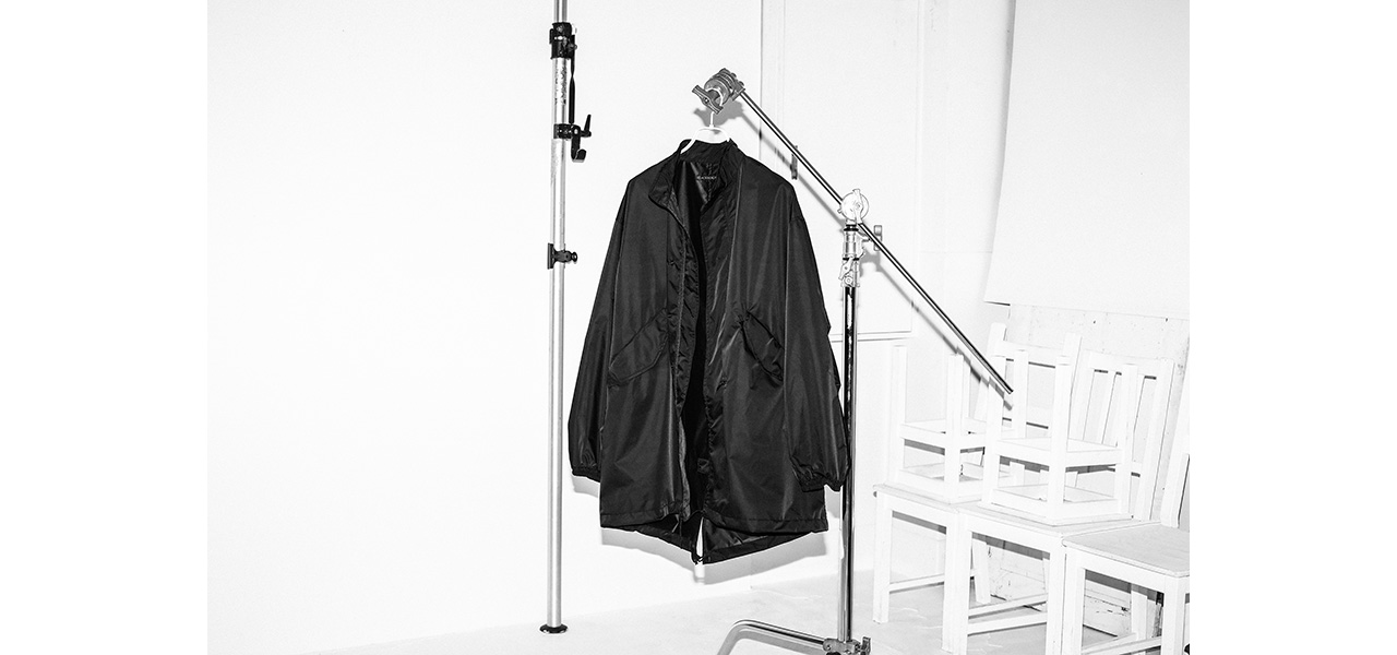 「BLACK BEAUTY LIGHT」のバッグと同じ生地を使用。シワになりにくいコートとハット｜RAMIDUS