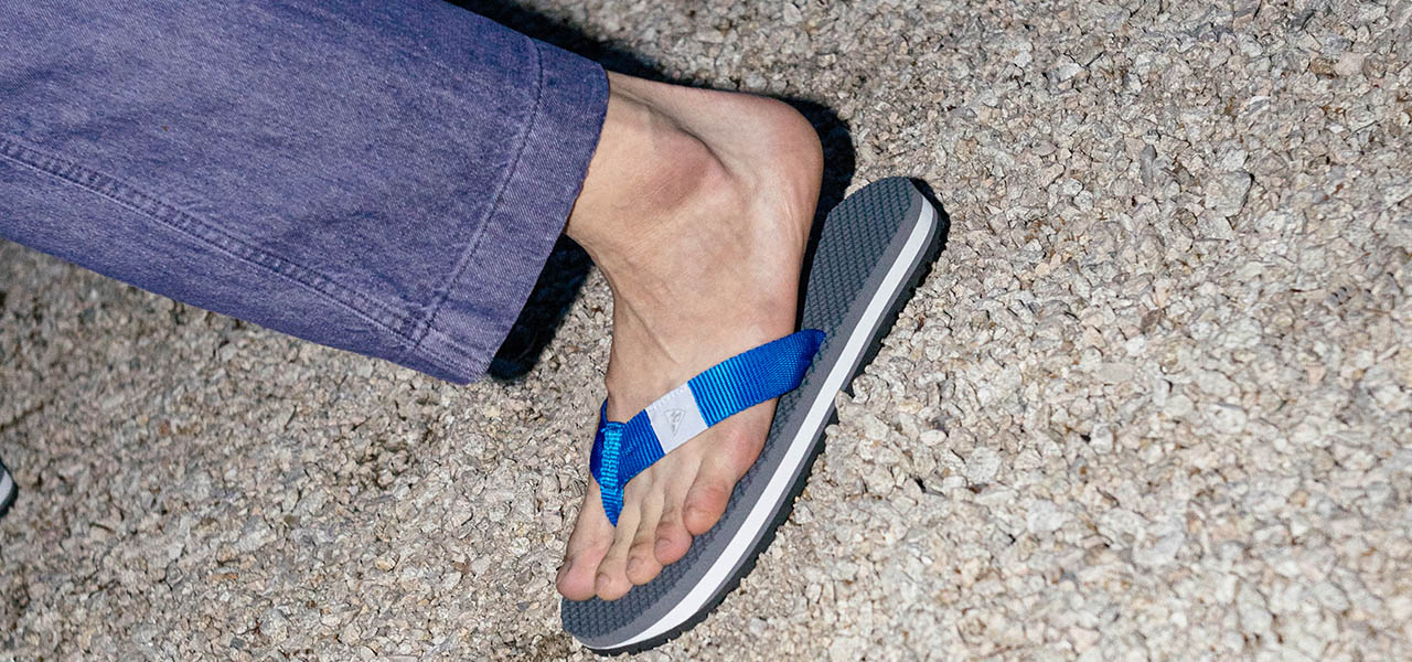 1970年代に実在したスポーツビーチサンダルをスロバキア工場で限りなく再現｜Sýr/ZDA